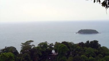 Güzel manzara ariel yukarıdan bir tropikal deniz ve plaj koy, Phuket, Tayland