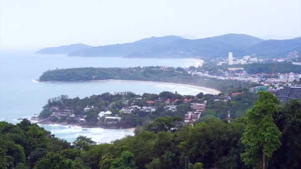 Prachtige landschap ariel bovenaanzicht van een tropische oceaan en strand baai, Phuket, Thailand — Stockvideo