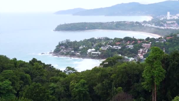 Prachtige landschap ariel bovenaanzicht van een tropische oceaan en strand baai, Phuket, Thailand — Stockvideo