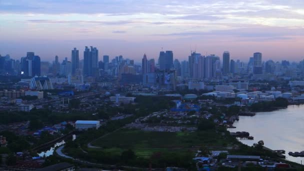 主要な川曲線上の日の出のスカイラインで上からバンコク、タイの東南アジアの資本市ビューのビデオ — ストック動画