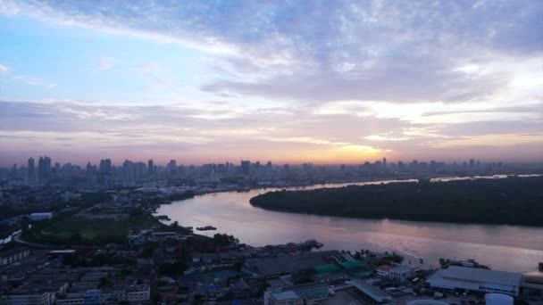 Video cu Bangkok, capitala Thailandei din Asia de Sud-Est vedere de sus la orizontul rasaritului peste curba principala a raului — Videoclip de stoc