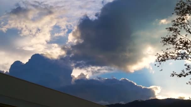 Video del tramonto della sera luce del cielo con montagne e alberi in primo piano — Video Stock