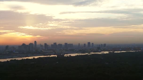 Vídeo de Banguecoque, Tailândia capital do Sudeste Asiático vista de cima ao nascer do sol skyline sobre a curva principal do rio — Vídeo de Stock