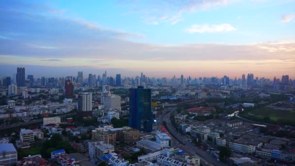 Vídeo de Banguecoque, Tailândia capital do Sudeste Asiático vista de cima ao nascer do sol skyline sobre a curva principal do rio — Vídeo de Stock