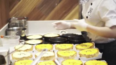 Osaka, Japonya: Mart 2015: Pablo cheesecake tezgahın arkasındaki. Osaka ünlü peynirli kek yapma Şef