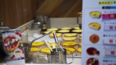 Osaka, Japonya: Mart 2015: Pablo cheesecake tezgahın arkasındaki. Osaka ünlü peynirli kek yapma Şef