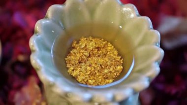 Altın yağ spa ve güzellik tedavi kavramı elemanları video