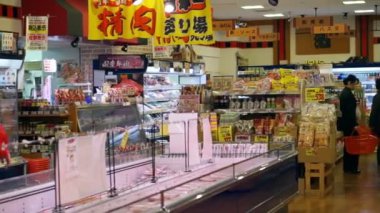 Video Osaka, Japonya - Mart 2015: insanlar ve Japonca yerel Balık pazarı süpermarkette alışveriş