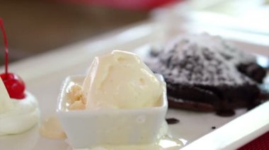 Çikolata lav kek vanilyalı dondurma ile video