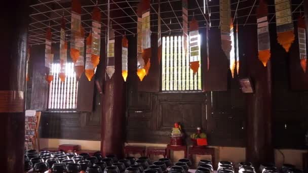 Videó a belső fa buddhista templom — Stock videók