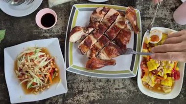 Tayland yemeği. Kuzeydoğu 'nun ünlü somtum ızgarası tavuk ve papaya salatası.