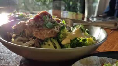 Fırında tavuk, spagetti brokoli ve peynirli taze İtalyan yemeği, 4 bin dolar.