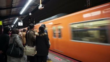 Osaka, Japonya - Mart 2015: İnsanlar bekleyen tren metro istasyonunda. Tren geliyor
