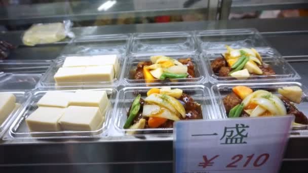 Video i Osaka, Japan - mars 2015: japansk tofu och andra smårätter som säljer på marknaden — Stockvideo