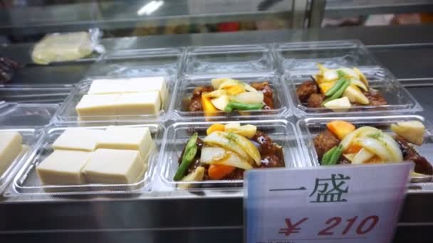 Video von osaka, japan -märz 2015: japanischer tofu und andere beilagen, die auf dem markt verkauft werden — Stockvideo