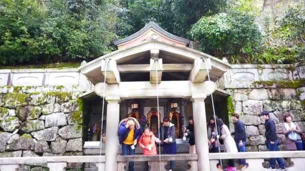 Kyoto, Giappone - Marzo 2015: persone che pregano alla cascata degli spiriti dell'antica Kiyomizu-dera (Tempio Kiyomizu) a Kyoto, Giappone . — Video Stock