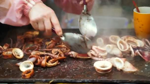 Teppanyaki cook snijden de inktvis, inktvis met saus op hete pan plaat — Stockvideo