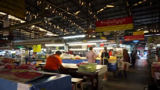 Chiangmai, TAILÂNDIA - JULHO 2015: pessoas locais comprando alimentos cozidos, frutas e legumes frescos em um mercado fresco no sudeste asiático . — Vídeo de Stock