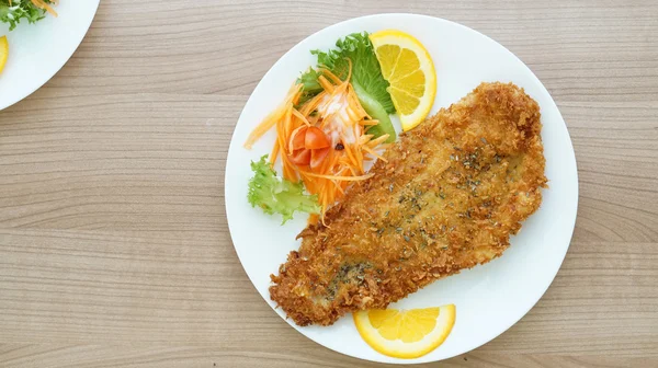 Filete de pescado maltratado con ensalada y verduras —  Fotos de Stock