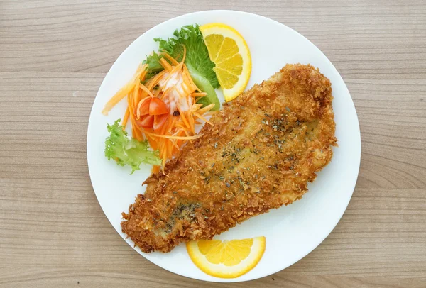 Filete de pescado maltratado con ensalada y verduras —  Fotos de Stock