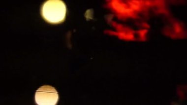 Güzel renkli bulanık ışık dışında trafik yolda video. Yağmur akar ve araba ön cam cam silecekleri