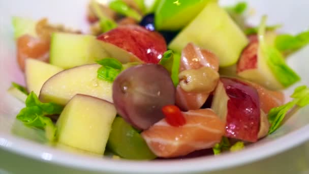Видео сашими из сырого лосося с фруктовым салатом — стоковое видео