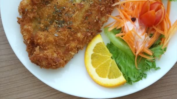 Video van gebakken vis en kleurrijke salade gehavend — Stockvideo