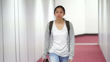 Uçağa Asya turist kız aero köprü yürüyüş