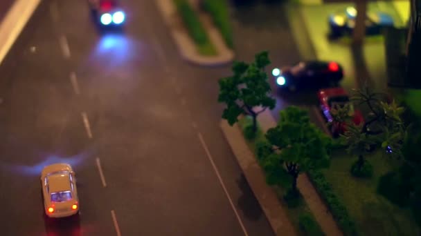 Film z modelu miejskiego życia, ruchu i życia w mieście. Samochód i kondominium — Wideo stockowe