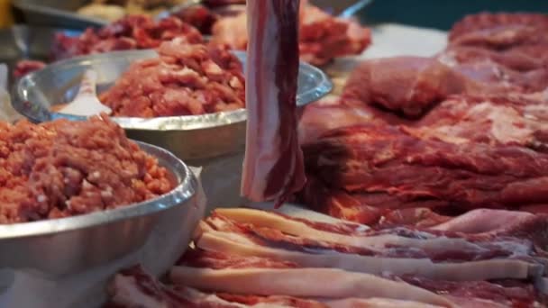 Carnicero y la gente recoger y comprar carne fresca en el mercado asiático local, alimentos antihigiénicos — Vídeos de Stock