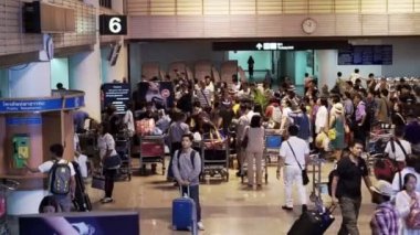 Bangkok, Tayland: Temmuz 2015: Don Meung Airport, Bagaj malzeme çekme kemer kalabalık turist. Tatil sezonu boyunca meşgul Havaalanı