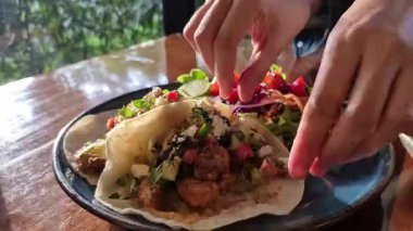 Yumuşak tortilla taco sebze salsa ve et Meksika mutfağı.