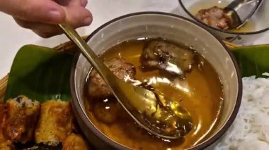 Kızarmış domuz etli Bun Cha Vietnamlı şehriye çorbası.