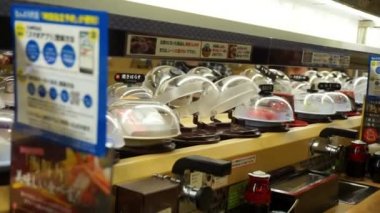 Osaka, Japonya - Mart 2015: Japonya'da suşi restoranında Konveyör bant