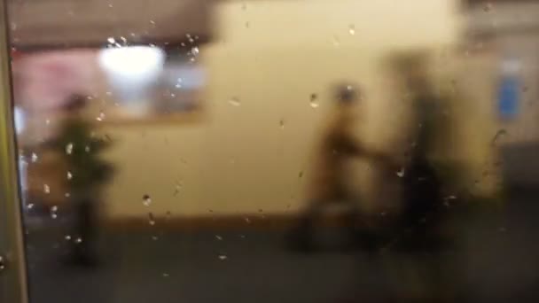 旅游旅行者的观点。城市的灯从 Pov 在透过火车车窗看到的在晚上下雨天 — 图库视频影像