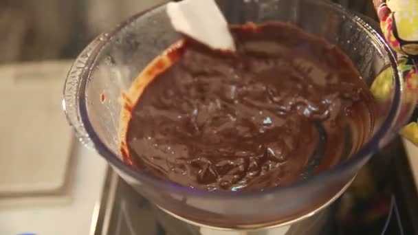 Így a sütőipari csokoládé Brownie torta. Öntés és a keverés olvad csokoládé — Stock videók