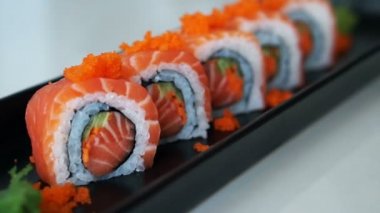 Somon maki rulo video. Japon suşi mutfağı taze çiğ balık ile