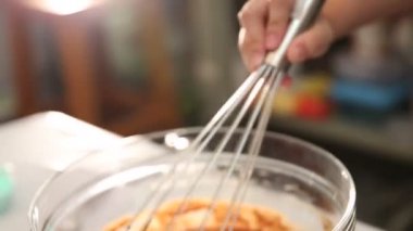 Çikolata ekmek için Brownie kek için yapmak. Dökme ve Çikolata Erime karıştırma