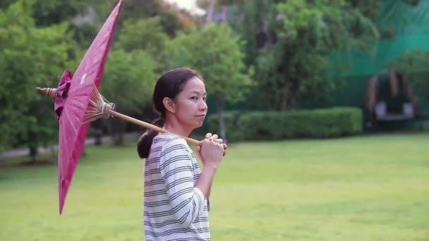 Oriental vermelho guarda-chuva com asiático menina — Vídeo de Stock