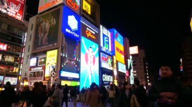 Osaka, Japonya - Mart 2015: The Glico Man Simgesel Yapı alanı, neon tabela, gece Dotonbori içinde ateş pan yukarı kapatın