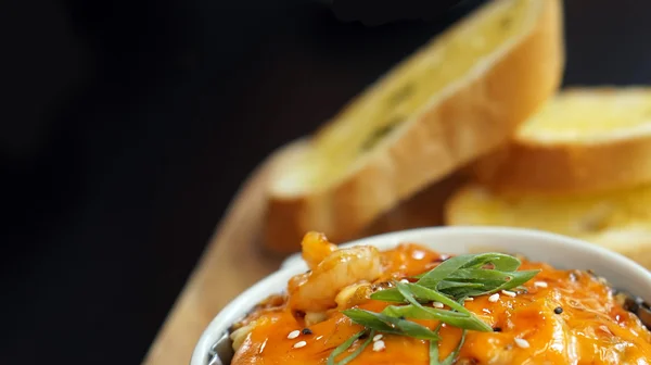 Mayo ile birlikte sarımsak brea krem ile baharatlı tarak — Stok fotoğraf