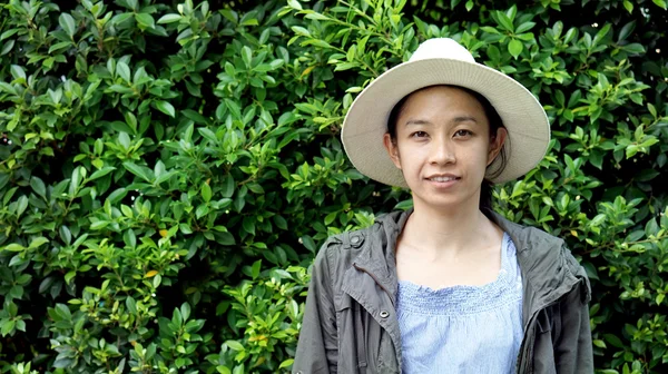 Aziatisch meisje groene muur achtergrond — Stockfoto