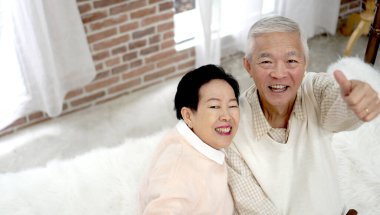 Zengin zengin bir evde Asyalı yaşlı çift birlikte yaşıyor.