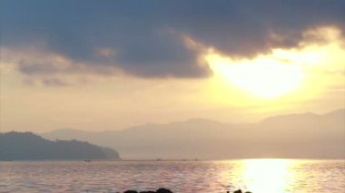 Andaman okyanus Denizi adası ve deniz manzarası ile yukarıda altın gündoğumu video