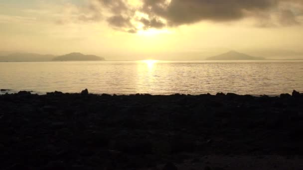 Video dell'alba dorata sopra il mare delle Andamane con isola e paesaggio marino — Video Stock