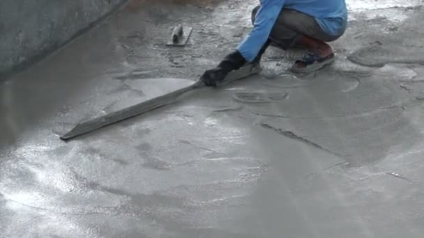 Special plastering equipment for troweling cement floor surface smoothening adjustment. Construction technique and skill — Stock Video