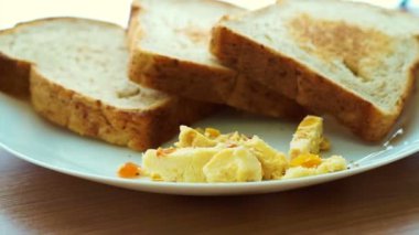 Tost yemek tarafına krem kayısı peynir yayıldı