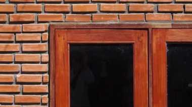kırmızı tuğla duvar doku ahşap çerçeve penceresiyle