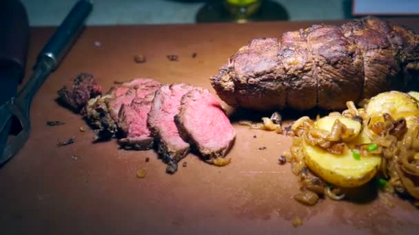 Medium rare beef roasted slices with gravy and potatoes — Stock Video