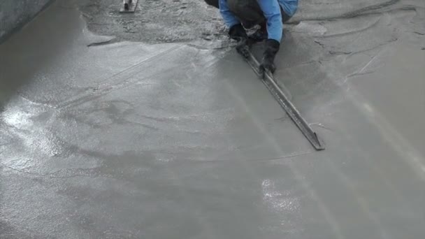 Special plastering equipment for troweling cement floor surface smoothening adjustment. Construction technique and skill — Stock Video